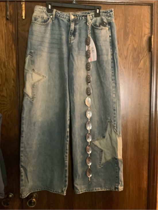 Cali 1850 Denim - High-rise Wide-Leg Star Patch Jeans in Light Blue with Metal Belt Accent